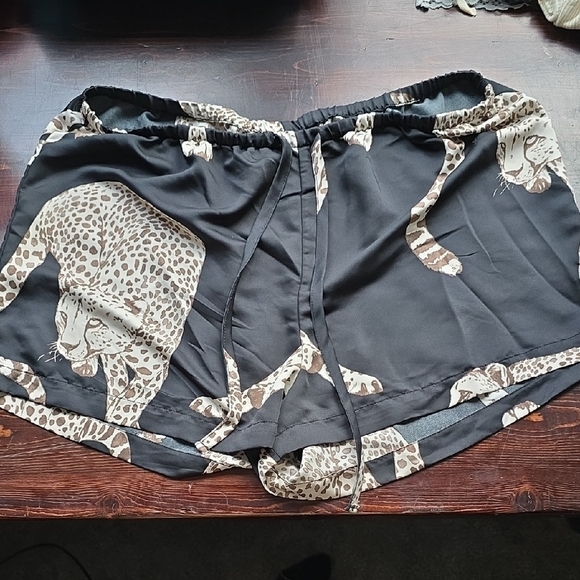 H&M Cream and Brown Leopard Print Shorts - Picture 1 of 3